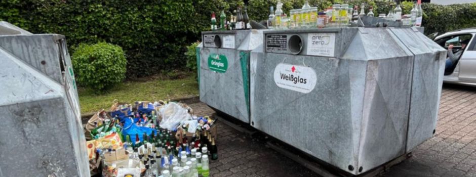 Überfüllte / nicht geleerte Glascontainer