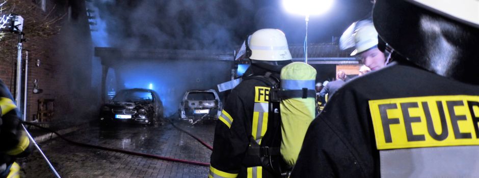 Schon wieder brennen Autos - Feuer greift auf Wohnhaus über
