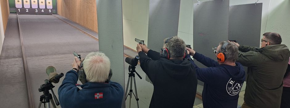 Mit Pistolen und Revolvern