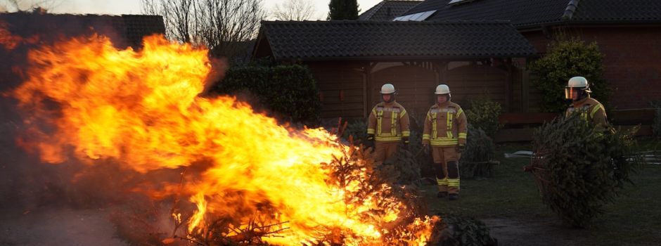 Traditionelles Tannenbaumfeuer