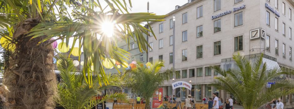 Augsburger Stadtsommer: Strand und Liegestühle am Rathausplatz