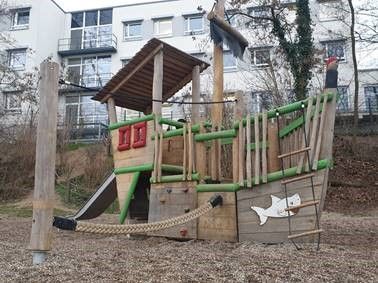 Neues Piratenschiff am Rhein-Spielplatz in Niederkassel Ort
