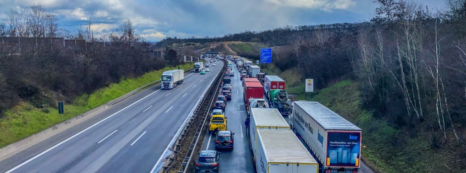 Drei Unfälle an der Weisenauer Brücke – Rettungsgasse blockiert