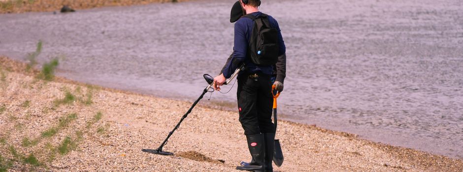 Metalldetektoren am Rhein: Wann wird aus Schatzsuche Raubgräberei?