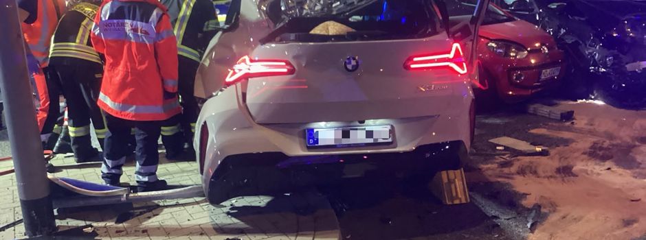 Auto überschlägt sich in Wiesbaden: Kreuzung komplett gesperrt