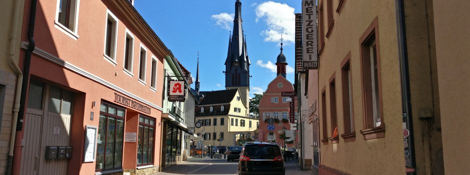 Angriff in Geschäft: Mann schlägt 26-Jährige und flieht