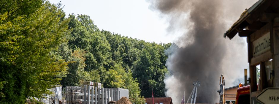 Großbrand in Niedernhausen: Feuerwehrmann muss behandelt werden