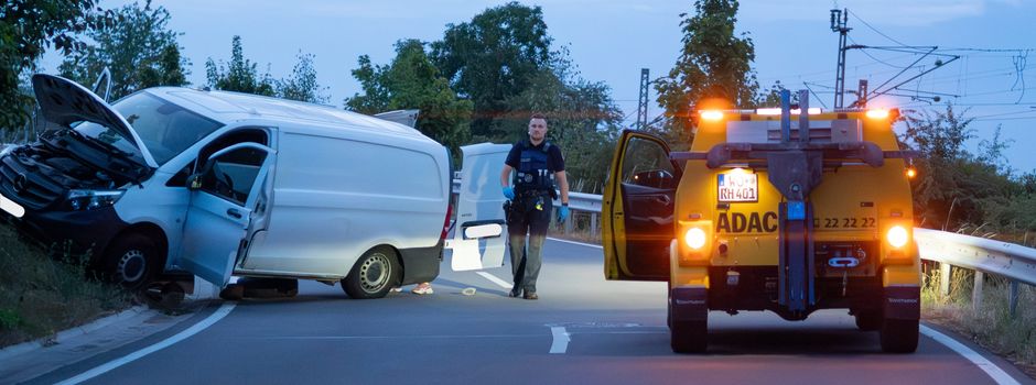 Mann auf L439 bei Osthofen unter Kleinbus eingeklemmt