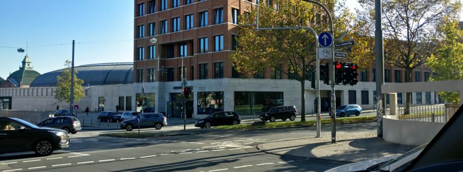 Frau (25) missachtet rote Ampel: Sechs Verletzte bei Unfall in Wiesbaden