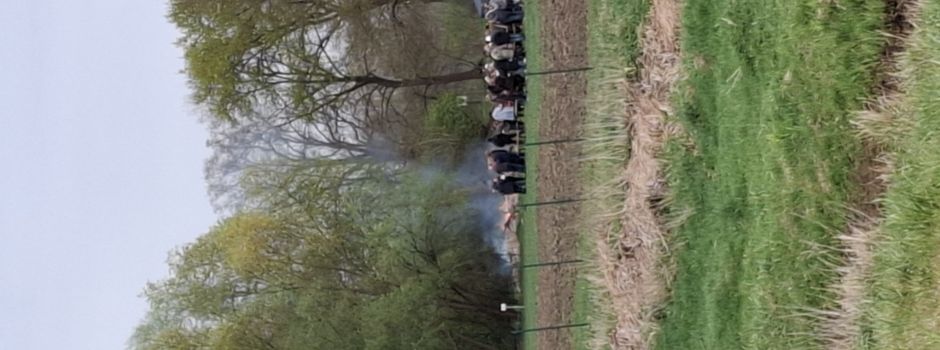 Bunte Eier und loderndes Feuer: Gemeinde Nostorf feiert ein fröhliches Osterfest