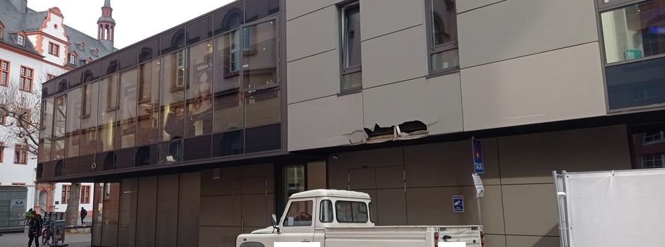 Lkw kracht in Vordach von Mainzer Parfümerie