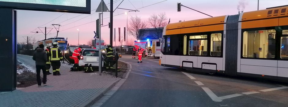 Autofahrer bei Unfall mit Straßenbahn verletzt