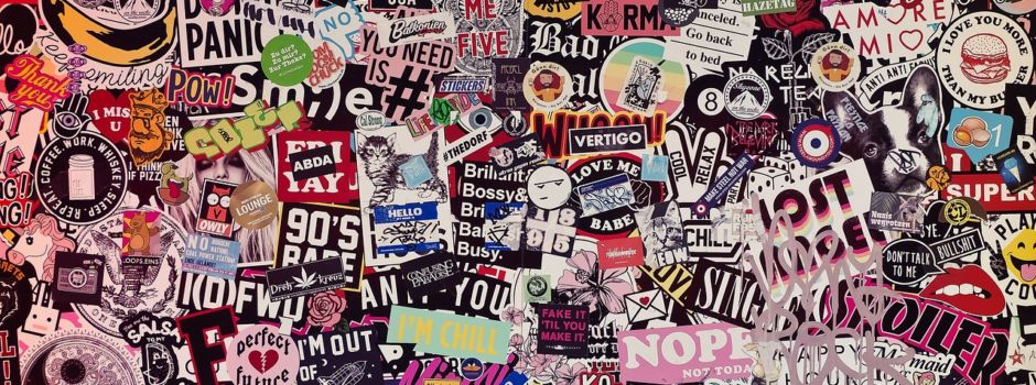 Aufkleber im öffentlichen Raum