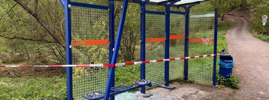 Zeugen gesucht: Wartehalle an der Bushaltestelle „Lenzenmühle“ schwer beschädigt
