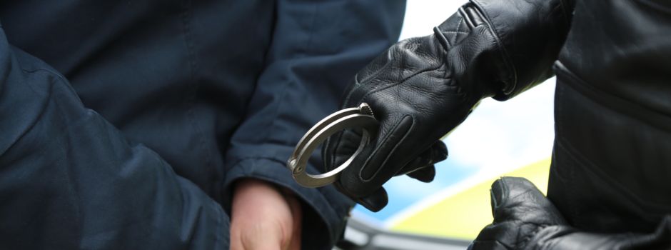 19-Jährige tritt und schlägt nach Polizisten