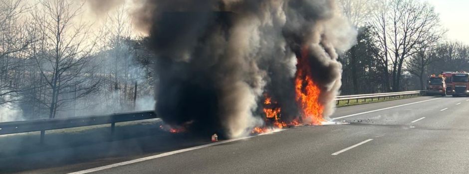 Auflieger brennt auf Autobahn