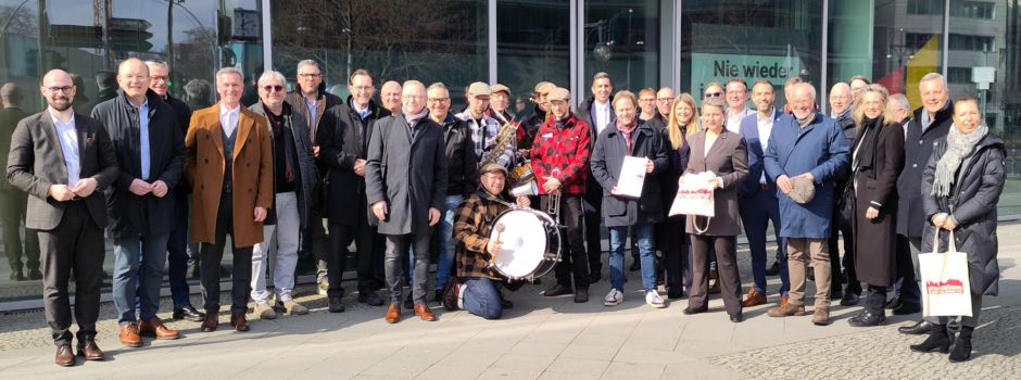 Stimmungs-Musik und Finanz-Debatten vor Parteizentralen in Berlin