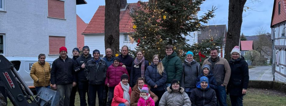 Weihnachtsbaumaufstellen auf dem Anger in Wolfterode: Ein schöner Brauch!