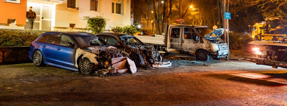 Mehrere Autos fangen in Wiesbaden Feuer