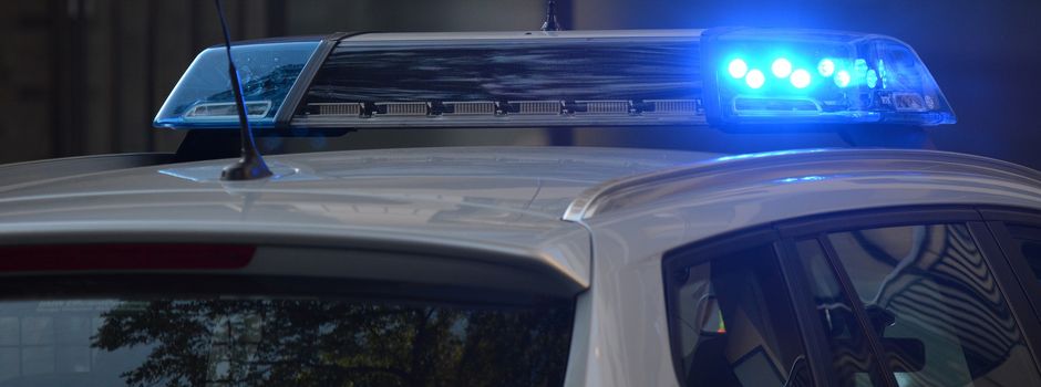 Sicherheitsglas mit Eisenstange zerstört