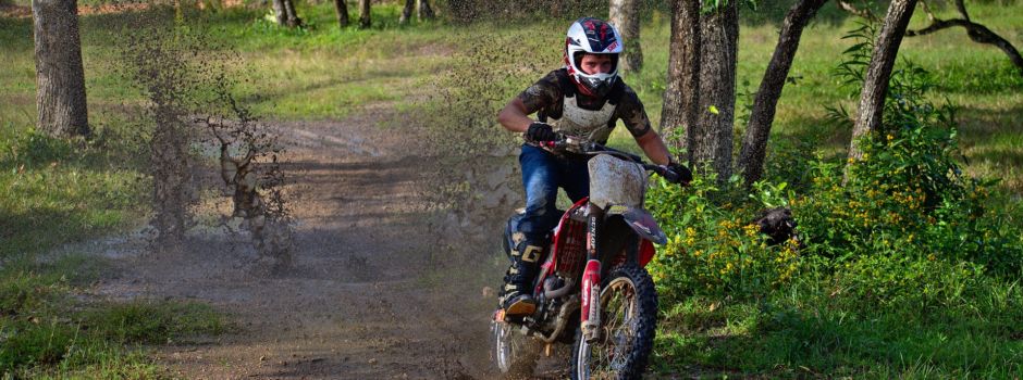 Wildgewordener Motocross-Fahrer in Nierstein am Wartturm ohne Fahrerlaubnis unterwegs