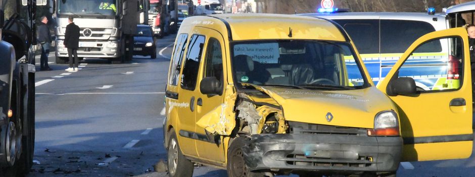 Crash auf der Clarholzer Straße: Betonmischer und Kastenwagen stoßen zusammen