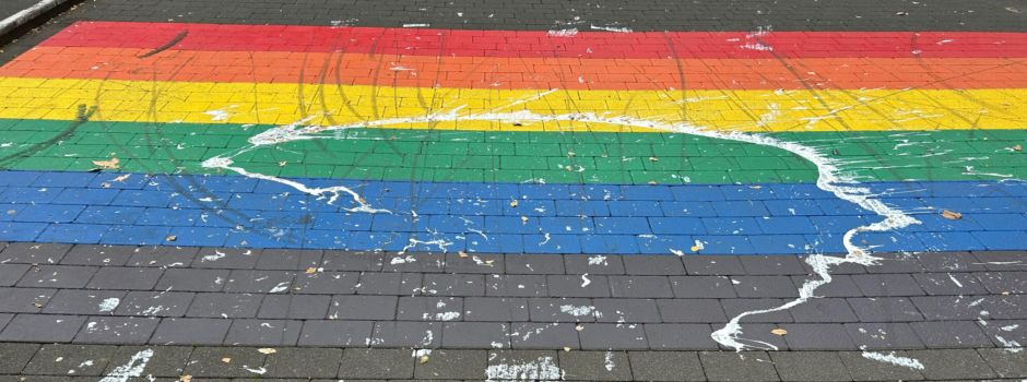 Regenbogen-Streifen in Mainz beschmiert
