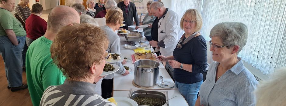 Gemeinsames Essen bei der Weihnachtsfeier mit Gästen und Fahrern des bürgermobil Ringgau-Weißenborn