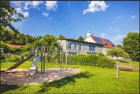 Äste und Zweige im Graben beim Spielplatz in Illschwang