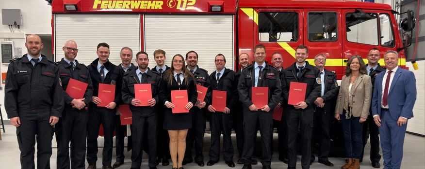 Jahreshauptversammlung 2025
Feuerwehrmitglieder verpflichtet und befördert    
