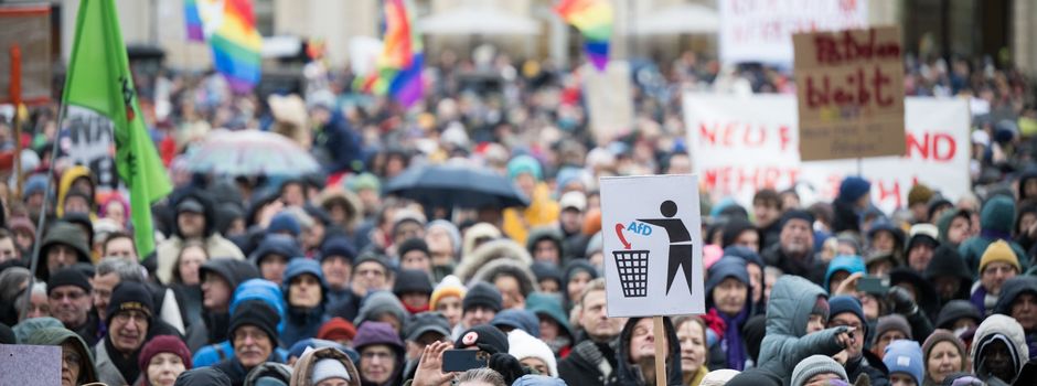 Demos gegen Treffen radikal Rechter - Warnung im Bundestag