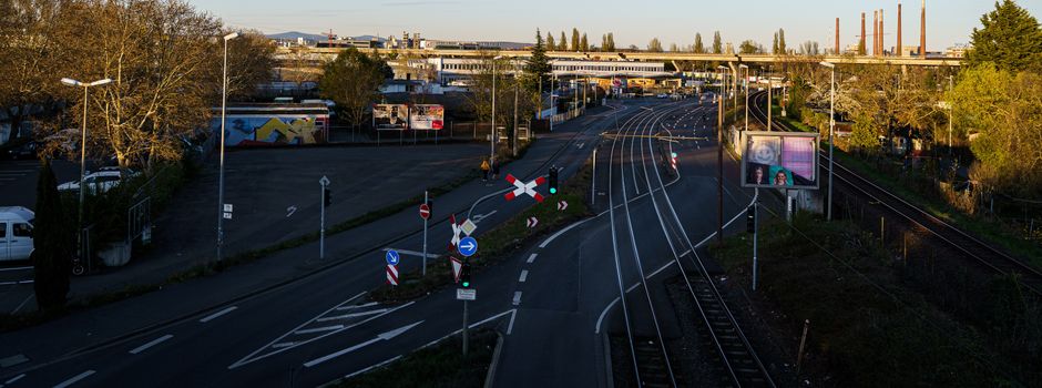 Betrunkener landet mit Auto im Gleisbett in Mainz-Mombach