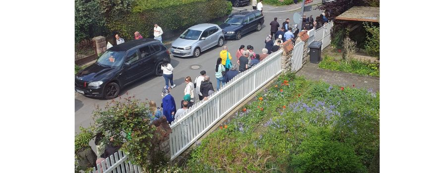 Hunderte Menschen warten vor Türkischem Generalkonsulat in Mainz