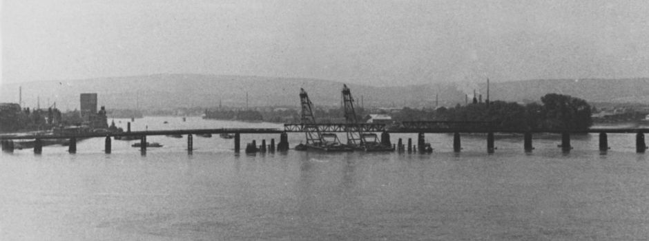 Als neben der Theodor-Heuss-Brücke eine zweite Rheinbrücke stand