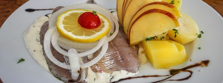 traditionelles Heringsessen