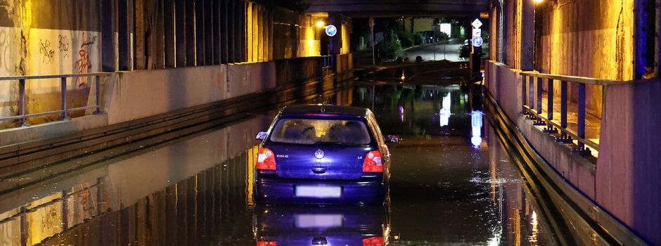 Überschwemmte Straßen nach kräftigen Gewittern