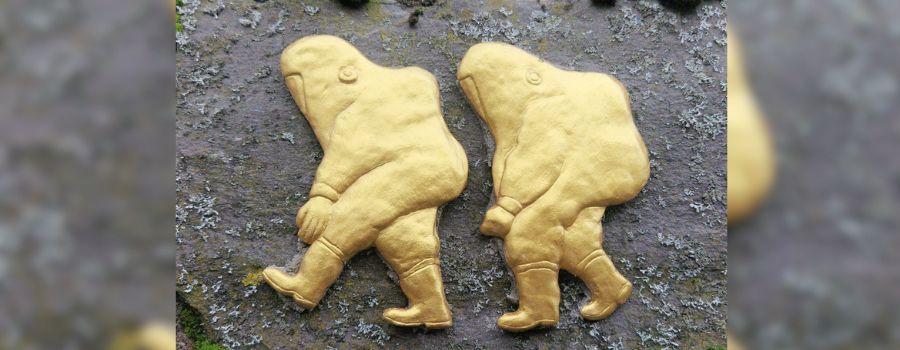 Was hat es mit diesen goldenen Figuren am Mainzer Rheinufer auf sich?