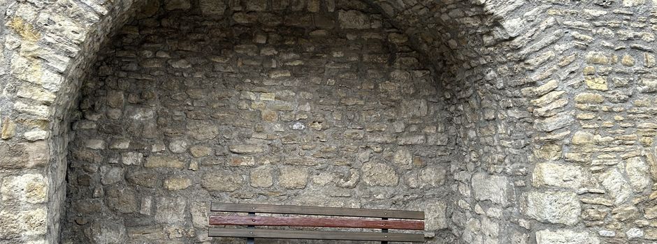 Bank in der Vordergasse an der Kirchenmauer
