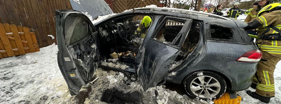 Pkw-Brand mit Schnee gelöscht