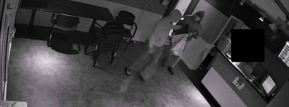 Bewaffneter Raubüberfall: Wer kann Hinweise zu diesen Männern geben?