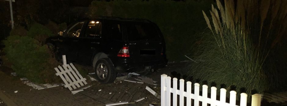 Mit Auto in Vorgarten gekracht: Mann (25) flüchtet in kurzen Hosen