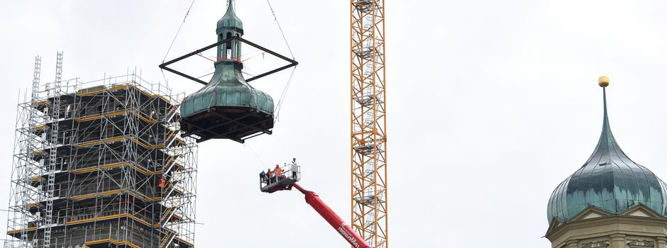 Technik trifft Präzision: Perlach-Turmzwiebel landet auf dem Rathausplatz