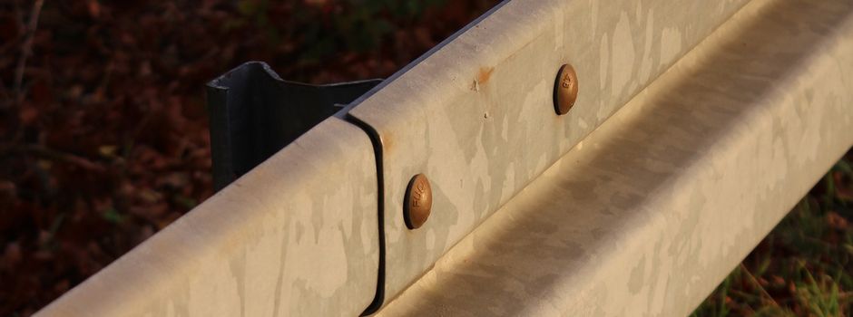 Unfall auf A63: Auto kracht mehrfach in Schutzplanken