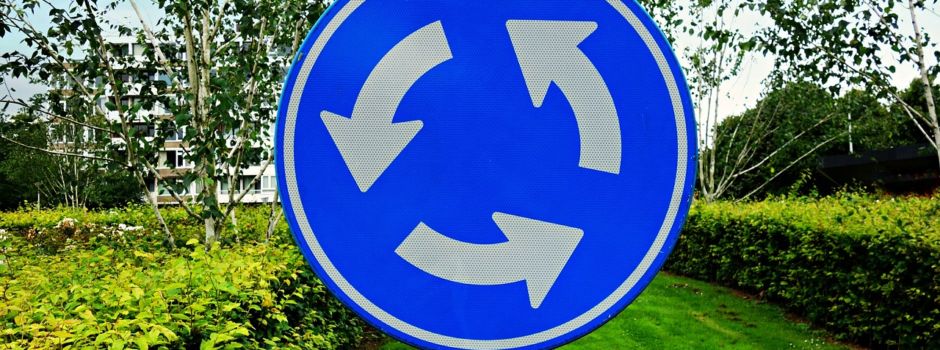 Auto kracht in Hügel auf Kreisverkehr in Alzey