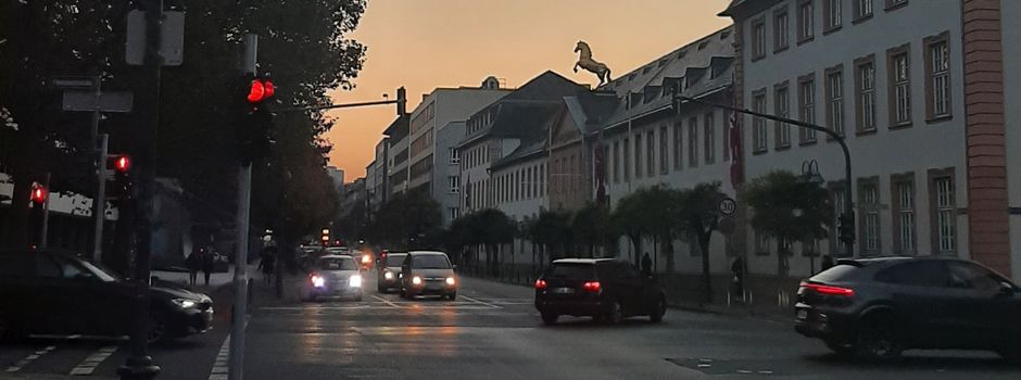 Radfahrer von Auto erfasst und schwer verletzt – Autofahrer flüchtet