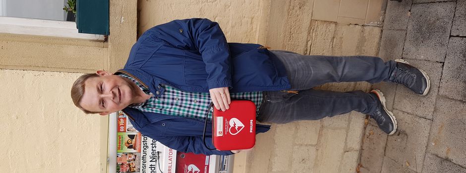 Neuer Defibrillator im Rathaushof der Stadt Nierstein installiert