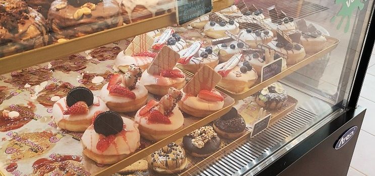 Zuckersüß, bunt und heiß begehrt: Donuts in Augsburg