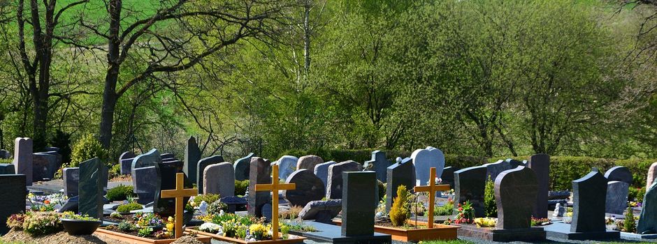 Ungepflegte Gräber auf dem Friedhof