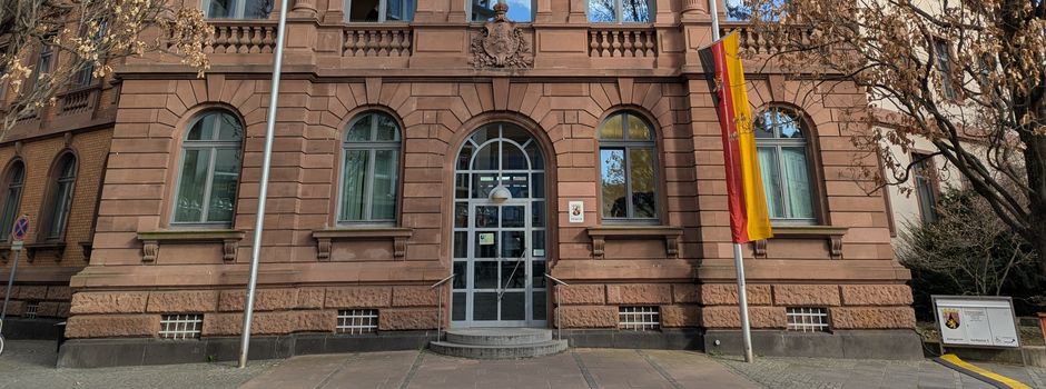 Mann soll brennenden Sessel auf Balkon in Worms geworfen haben