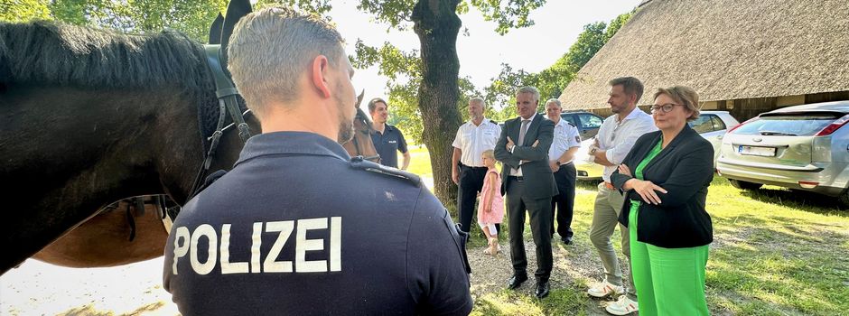 Ministerin besucht Polizeireiter